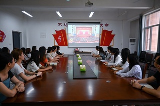 经济与管理学院组织师生党员收看...